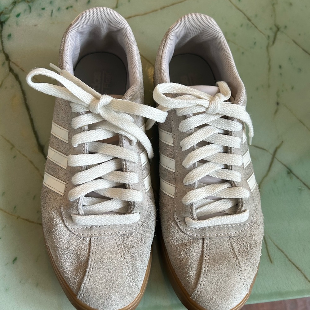 Adidas retro tennis shoes
